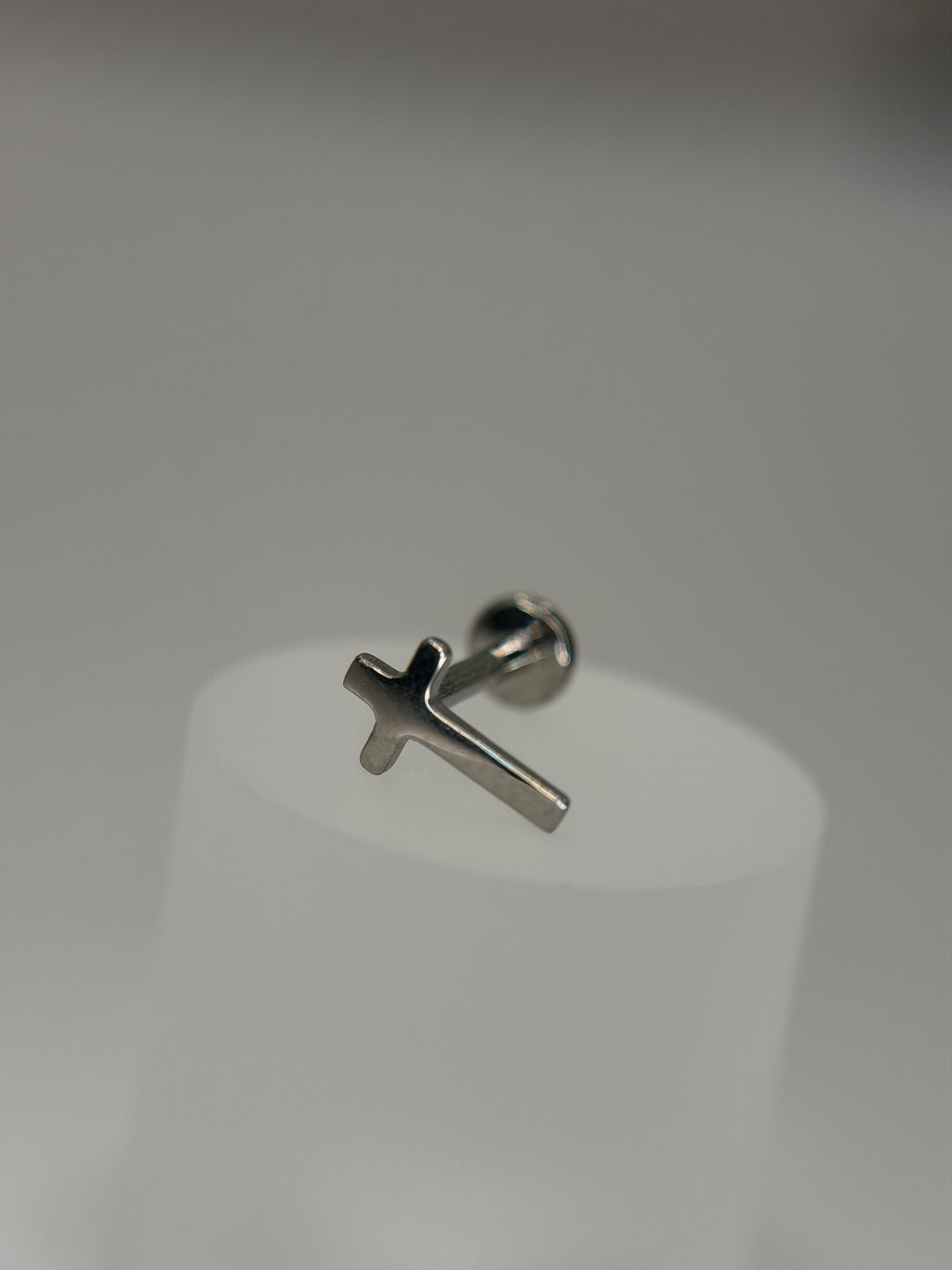 Labret Titânio Cruz
