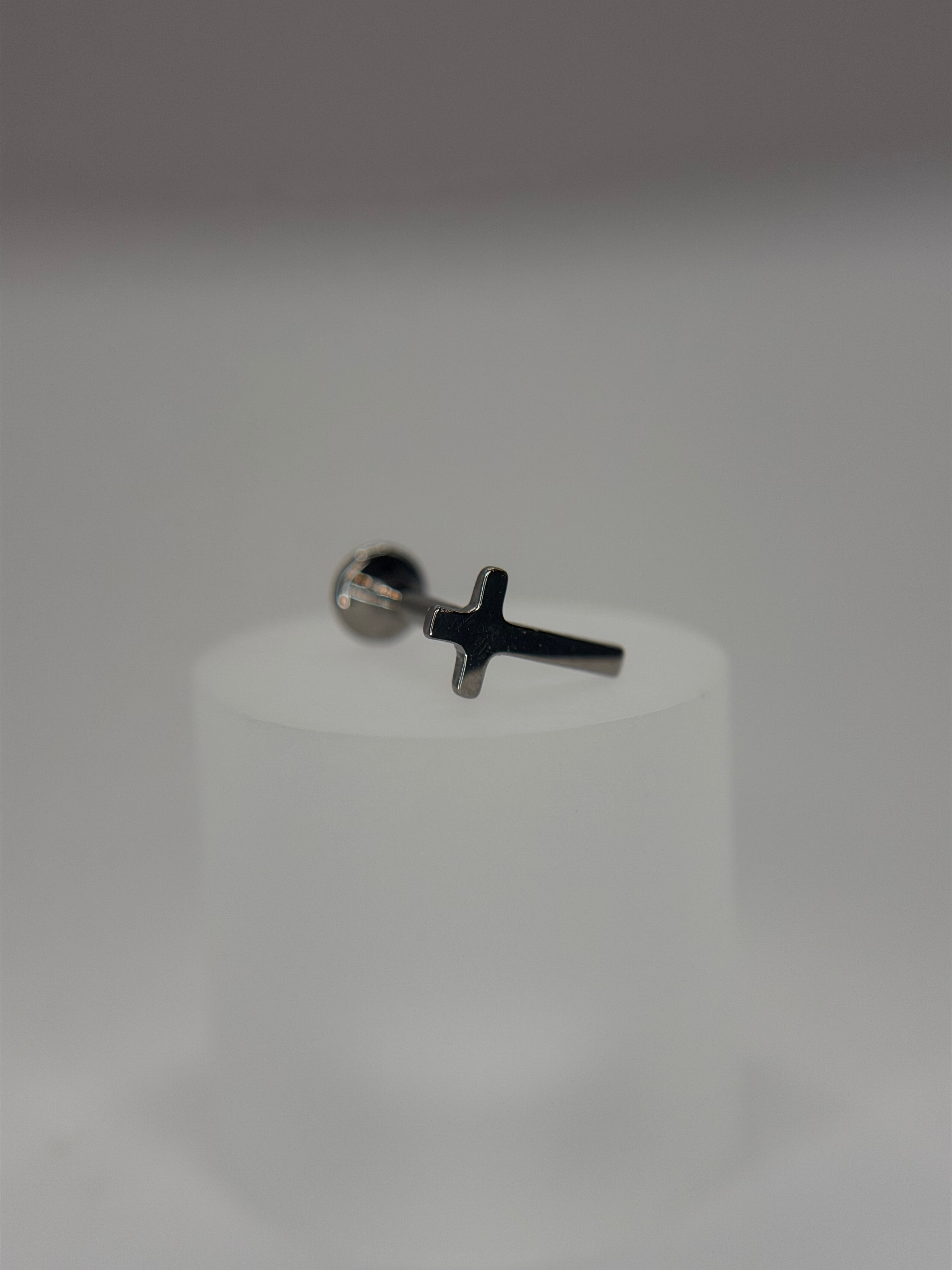 Labret Titânio Cruz