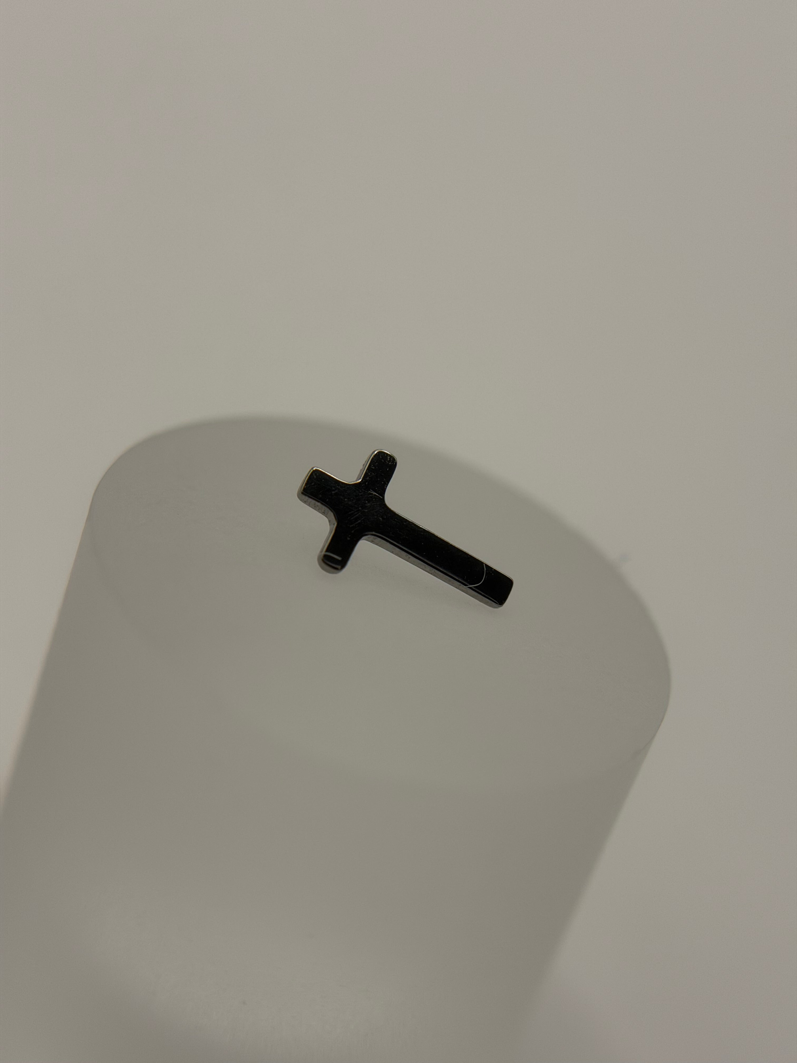 Labret Titânio Cruz