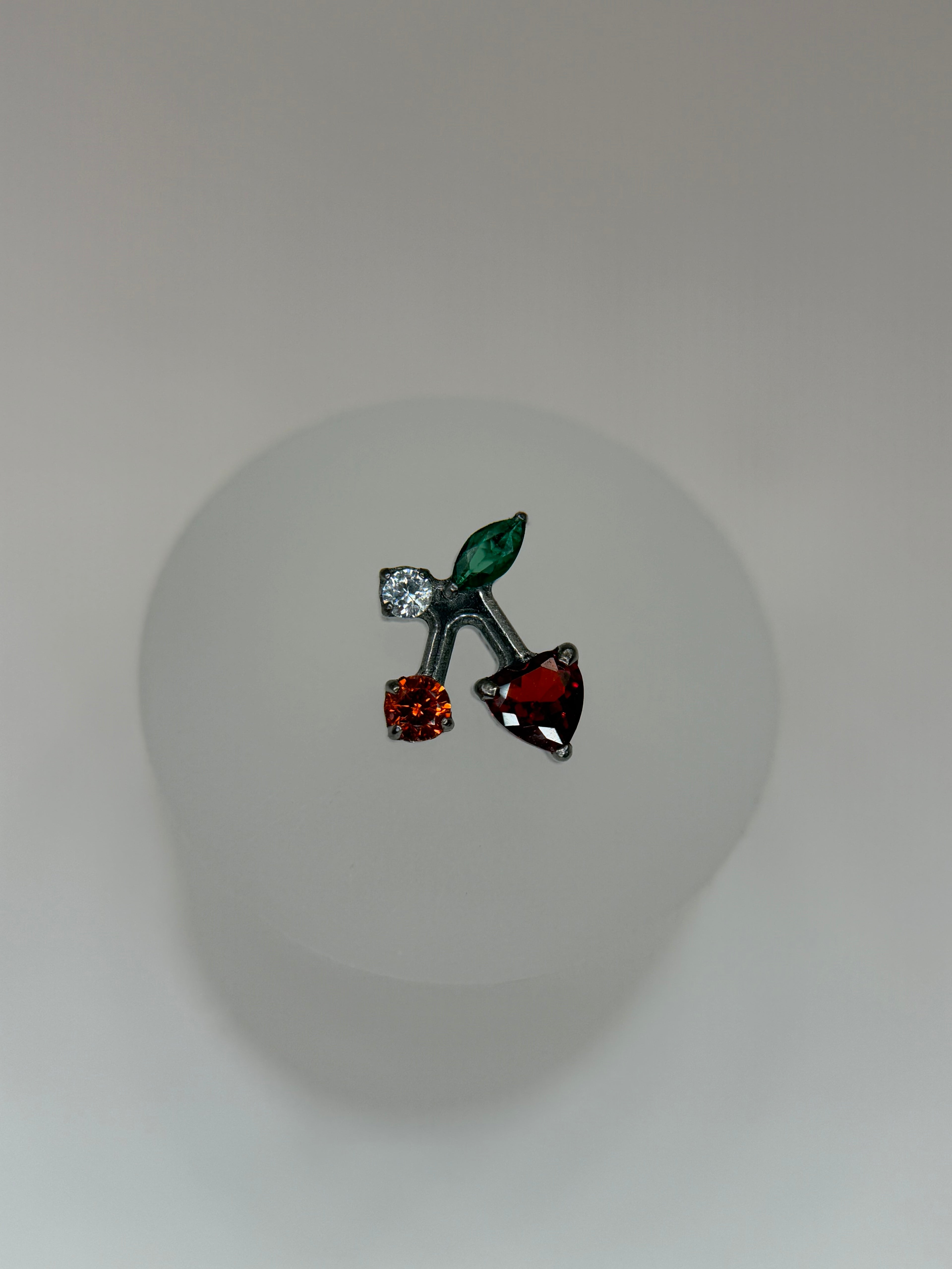 Labret Titânio Cereja cravejado