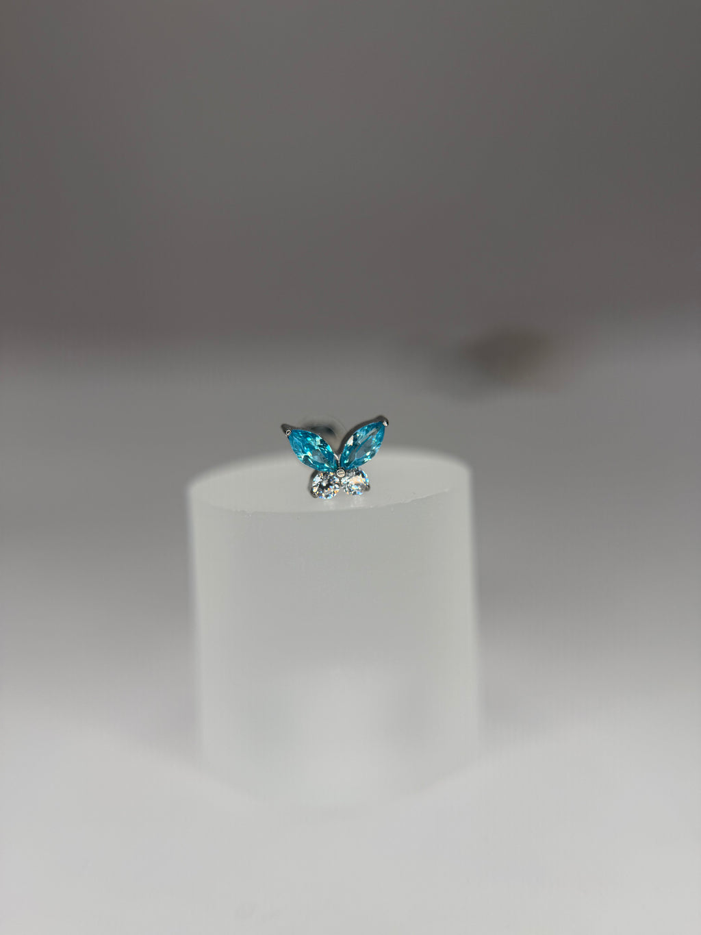 Labret Titânio Borboleta cravejada azul