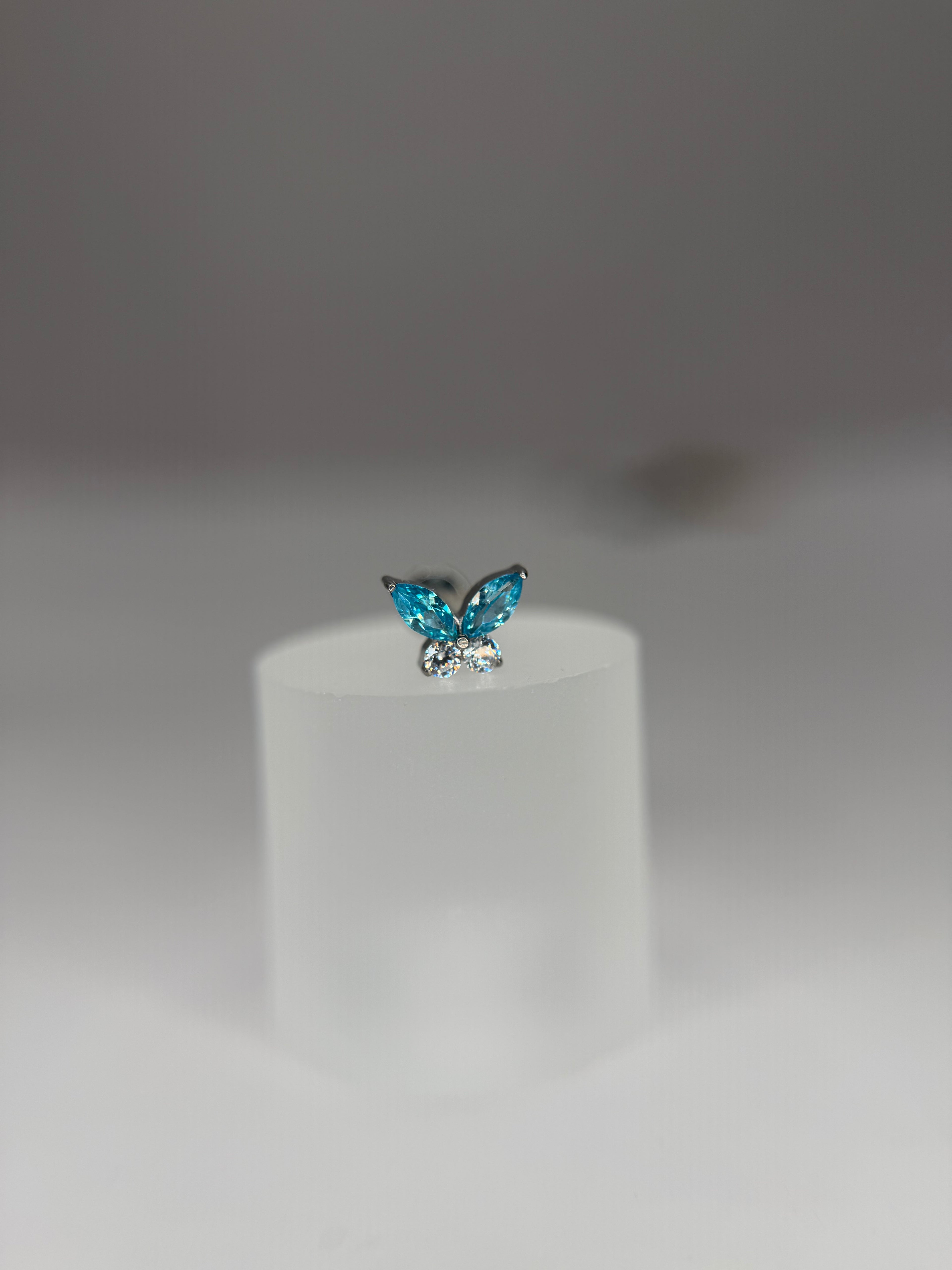 Labret Titânio Borboleta cravejada azul